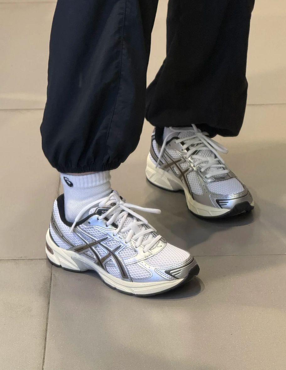 王炸返场!」GEL-1130白银棕带你穿越复古赛道 「这双鞋一上脚,直接梦回千禧年! 」